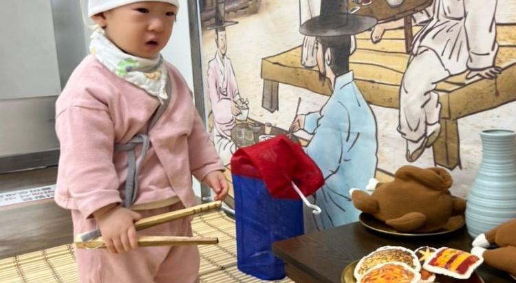 가을 엄마아빠와 플라잉 베이비 울긋 불긋 단풍 놀이/1회 이미지