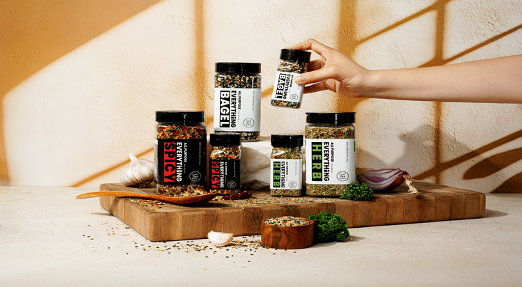 [POP-UP STORE]
한번 뿌리면 멈출 수 없는
에브리띵시즈닝 사진