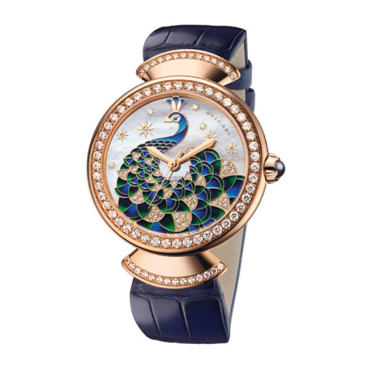 로즈 골드 케이스와
마더 오브 펄에 핸드
페인팅한 피콕 모티브와
다이아몬드가 세팅된
다이얼, 다크 블루
앨리게이터 브레이슬릿 이미지