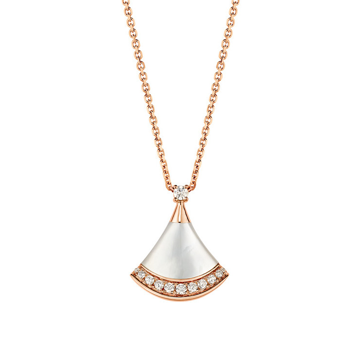 로즈 골드 소재에 
마더 오브 펄, 라운드 
브릴리언트컷 
다이아몬드와 파베 세팅