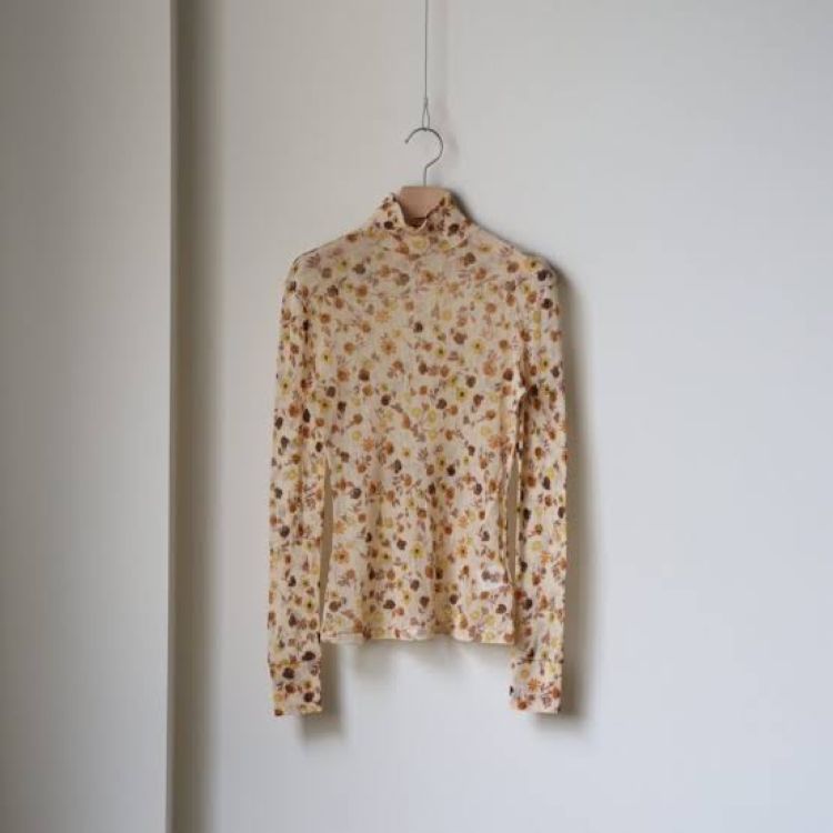 FLOWER PRINTED 
TULLE HIGH-
NECK TOP 