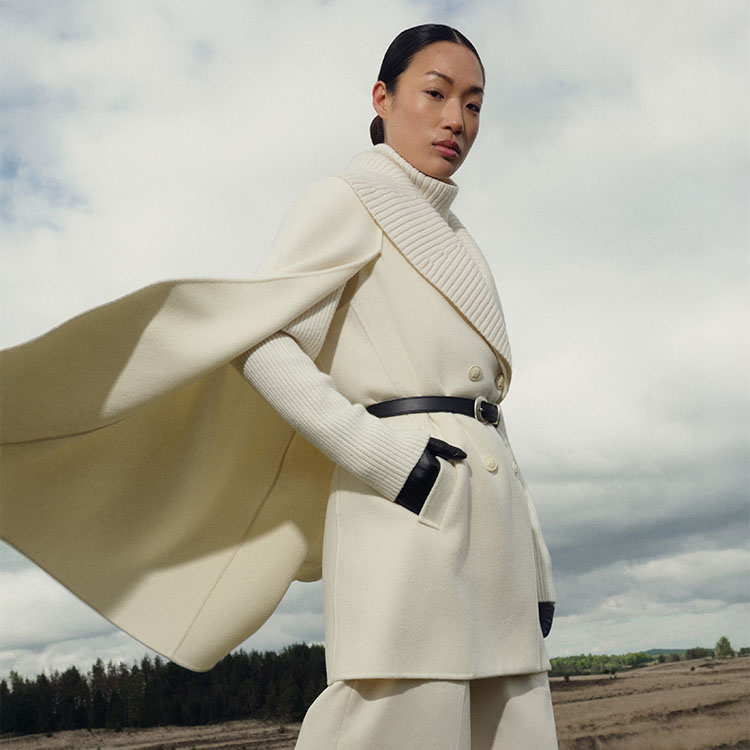 클래식한 울 케이프를 스타일리시하게 재해석한 디자인의 재킷