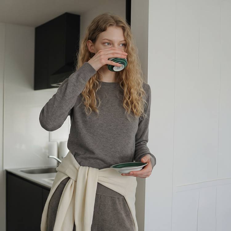 Bianca Basic
Round Sweater