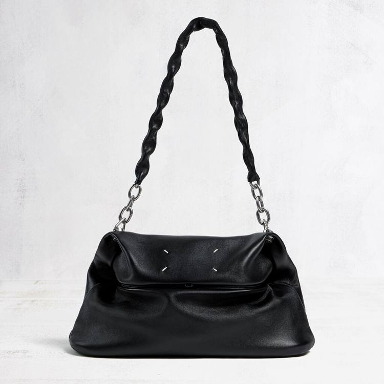 부드러운 나파 가죽과
유연한 실루엣으로
가볍고 편안하게 착용
가능한 Link Bag
Small. 