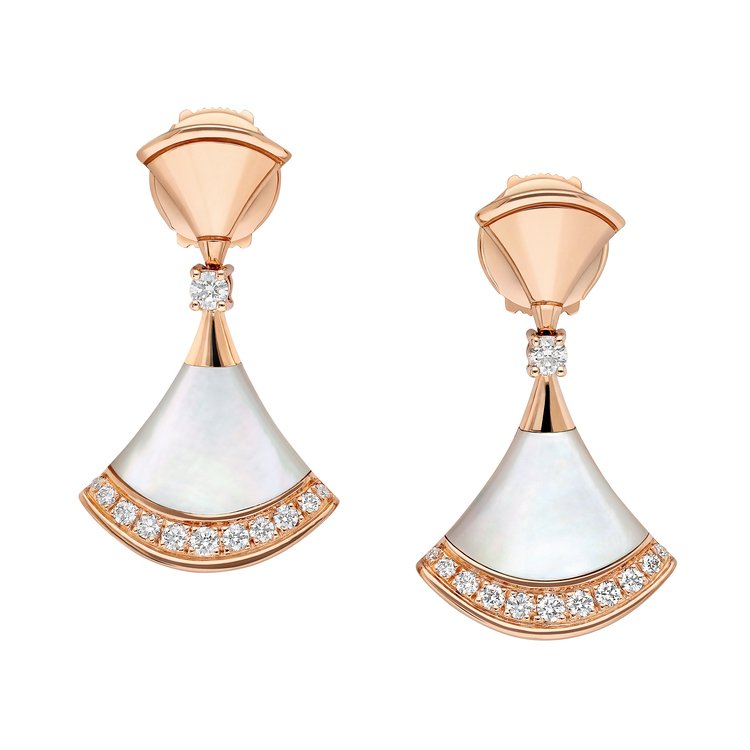 로즈 골드 소재에 
마더 오브 펄, 
브릴리언트컷 
다이아몬드 세팅